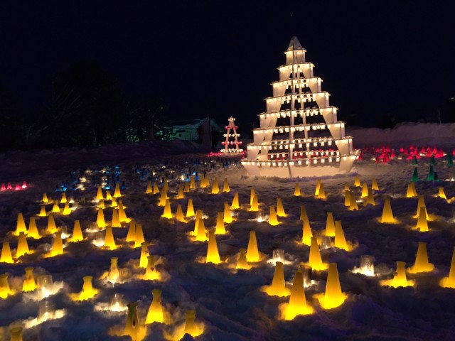 カラフルな雪灯籠