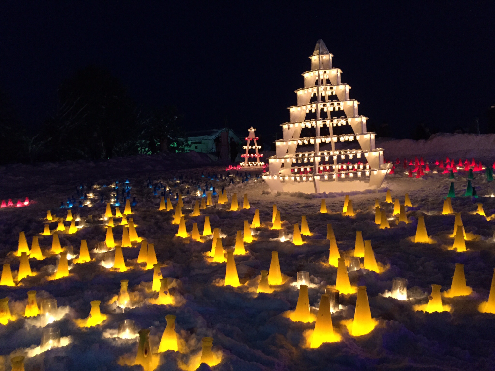 カラフルな雪灯籠