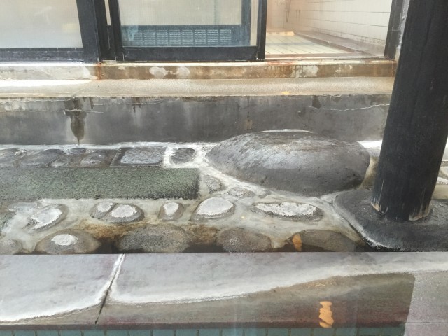 女性露天風呂の石段