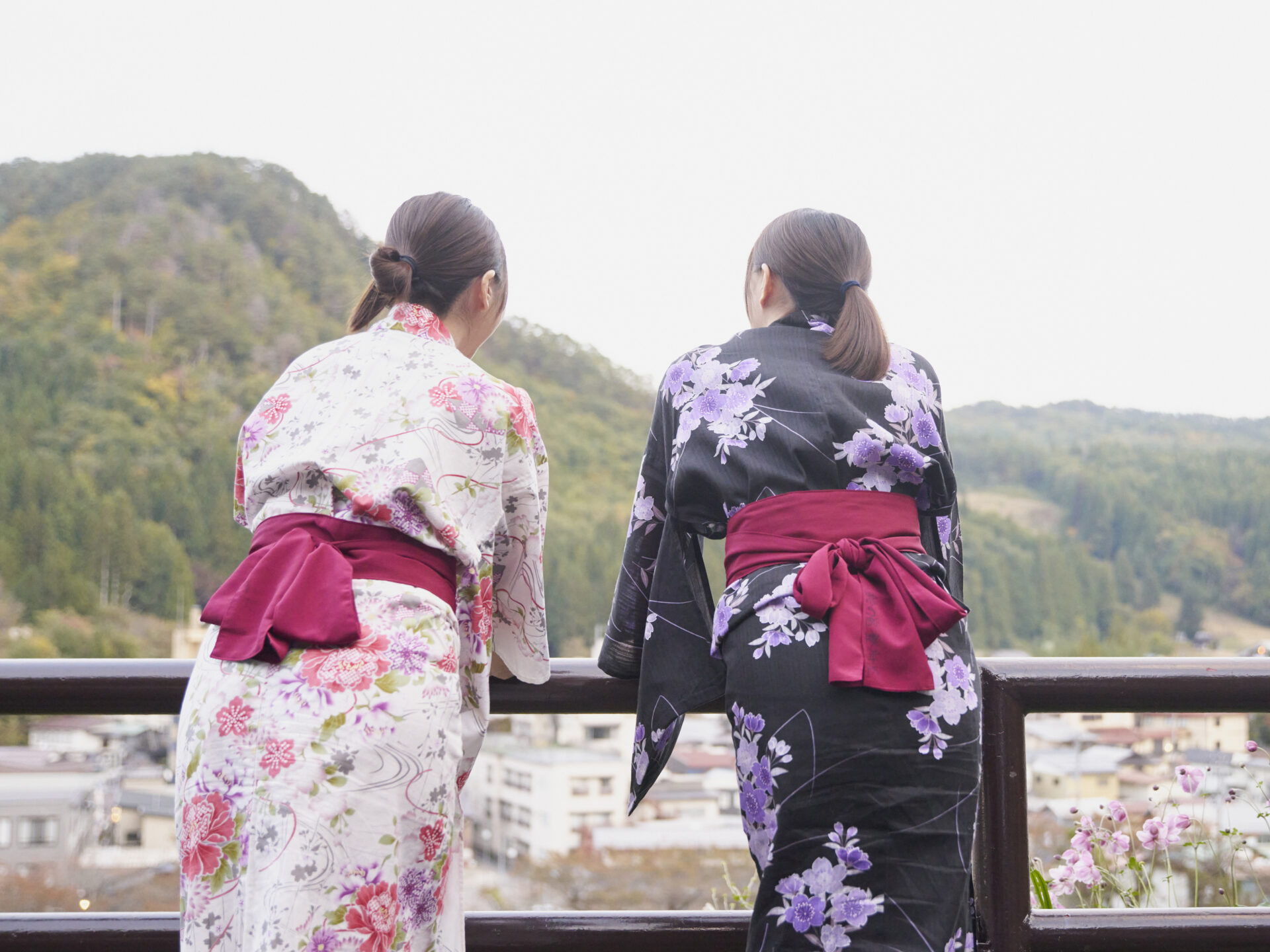 Ospiti in yukata a passeggio nel paese termale