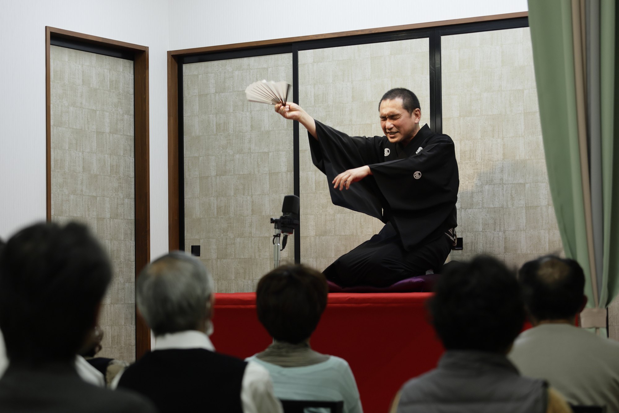 Ein Rakugo-Erzähler bei seinem Auftritt auf der Bühne