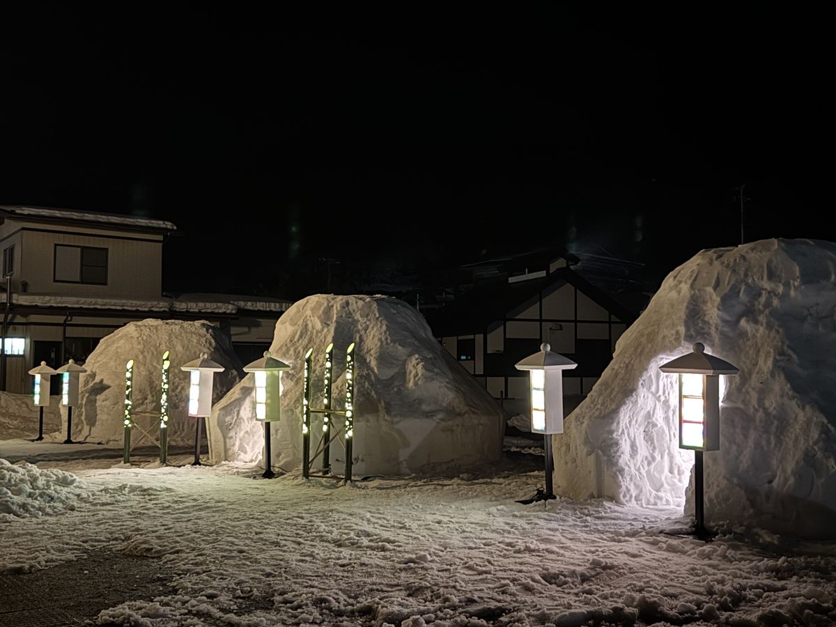 Case di neve kamakura illuminate da lanterne di notte a Onogawa Onsen