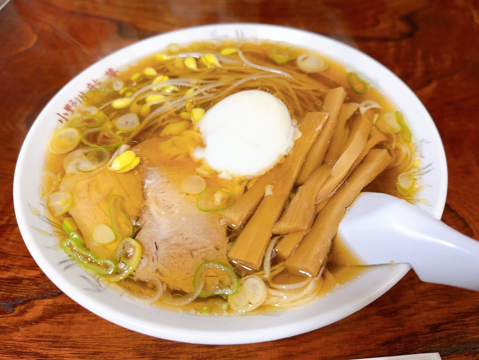 Una ciotola di ramen con germogli di soia di Onogawa e uovo onsen