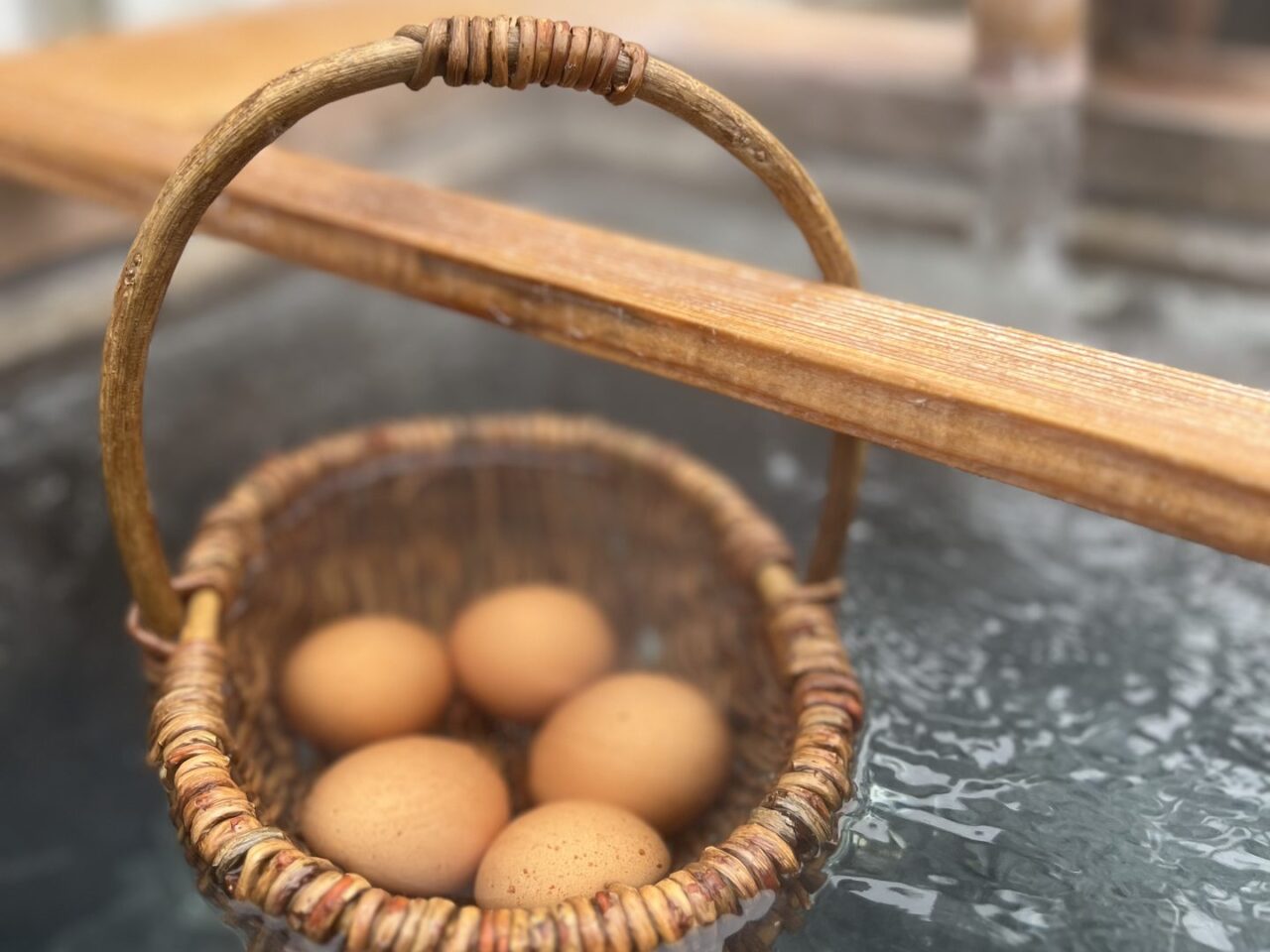 Eier garen in einem Korb im Thermalwasser