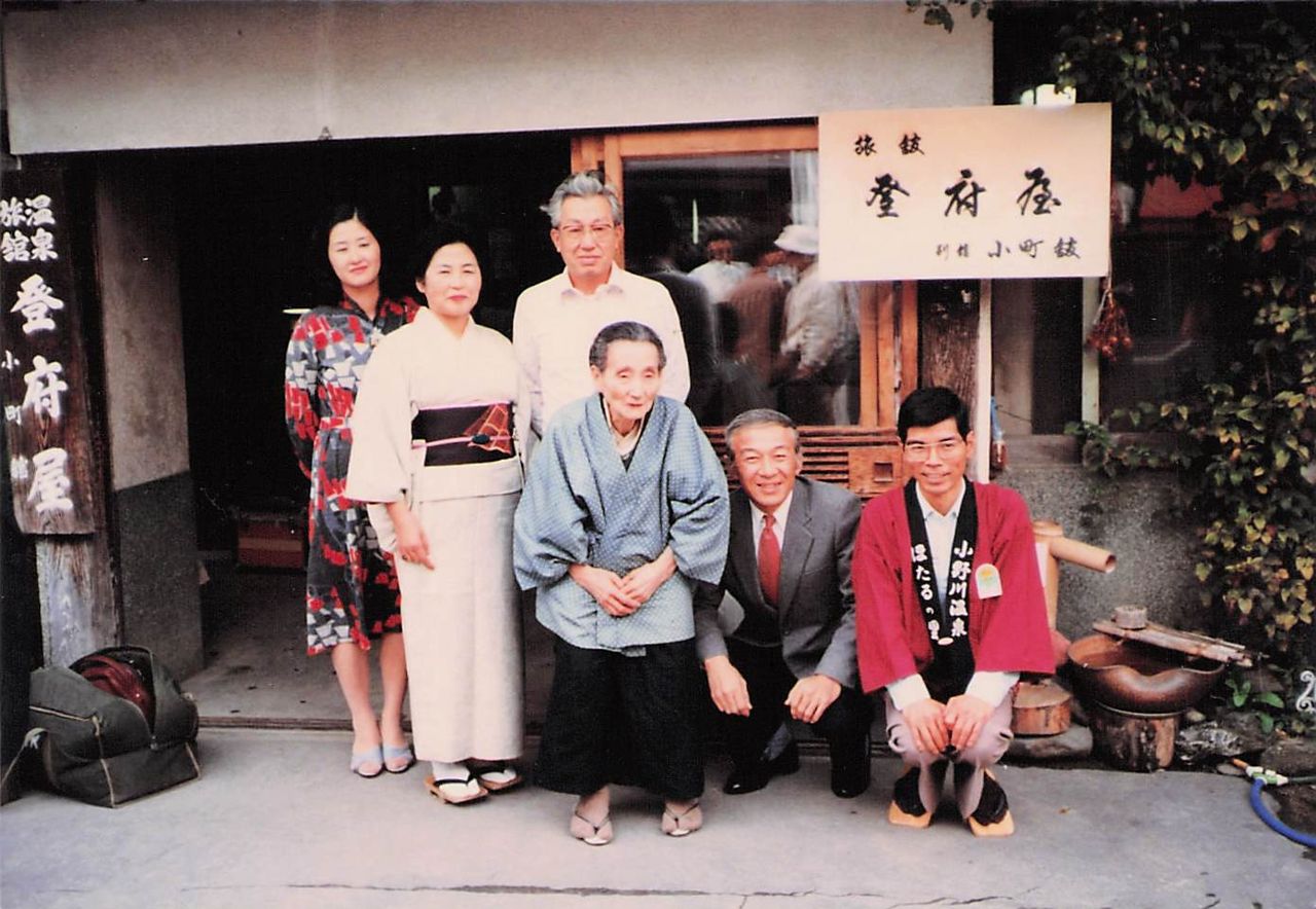 Foto bersama di depan Tofuya pada zaman Showa, dengan Sei di tengah
