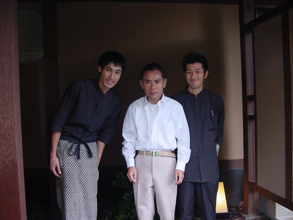 Tiga orang di pintu masuk Sansuikaku di Nasu Onsen