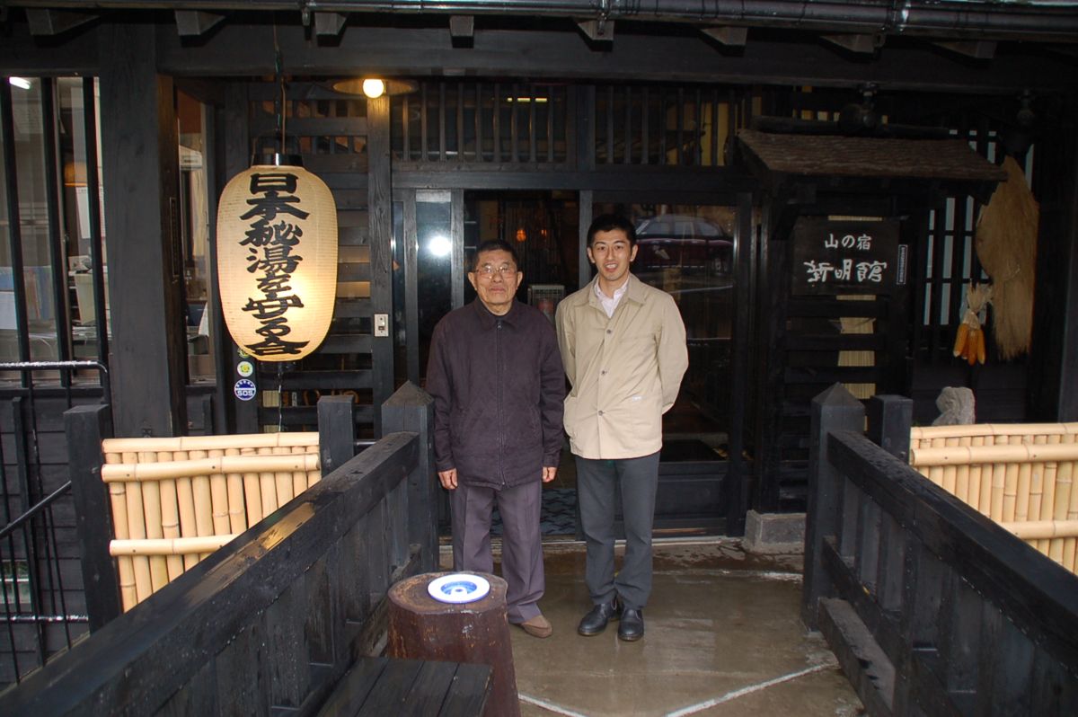 Tetsuya Goto dan Naoto di depan Shinmeikan di Kurokawa Onsen