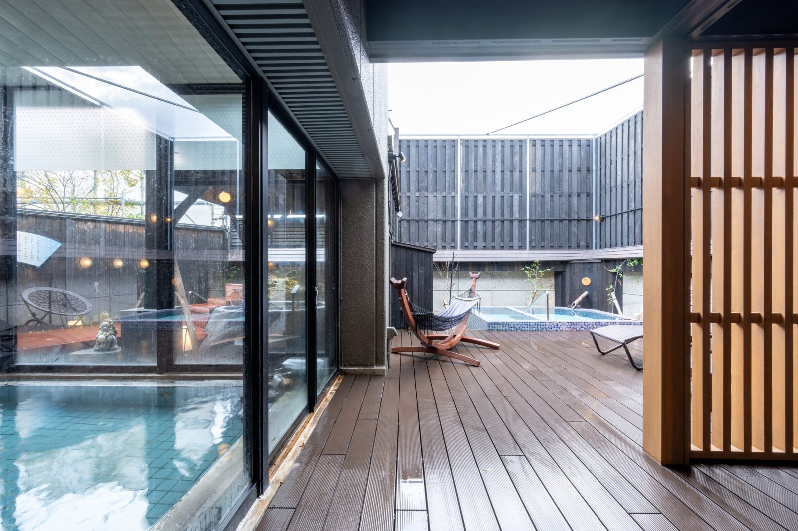 Ir y venir entre el onsen, la sauna y el aire fresco