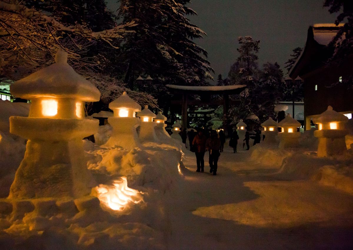 Lanterne di neve illuminate di notte al santuario Uesugi durante la Festa delle lanterne di neve di Uesugi