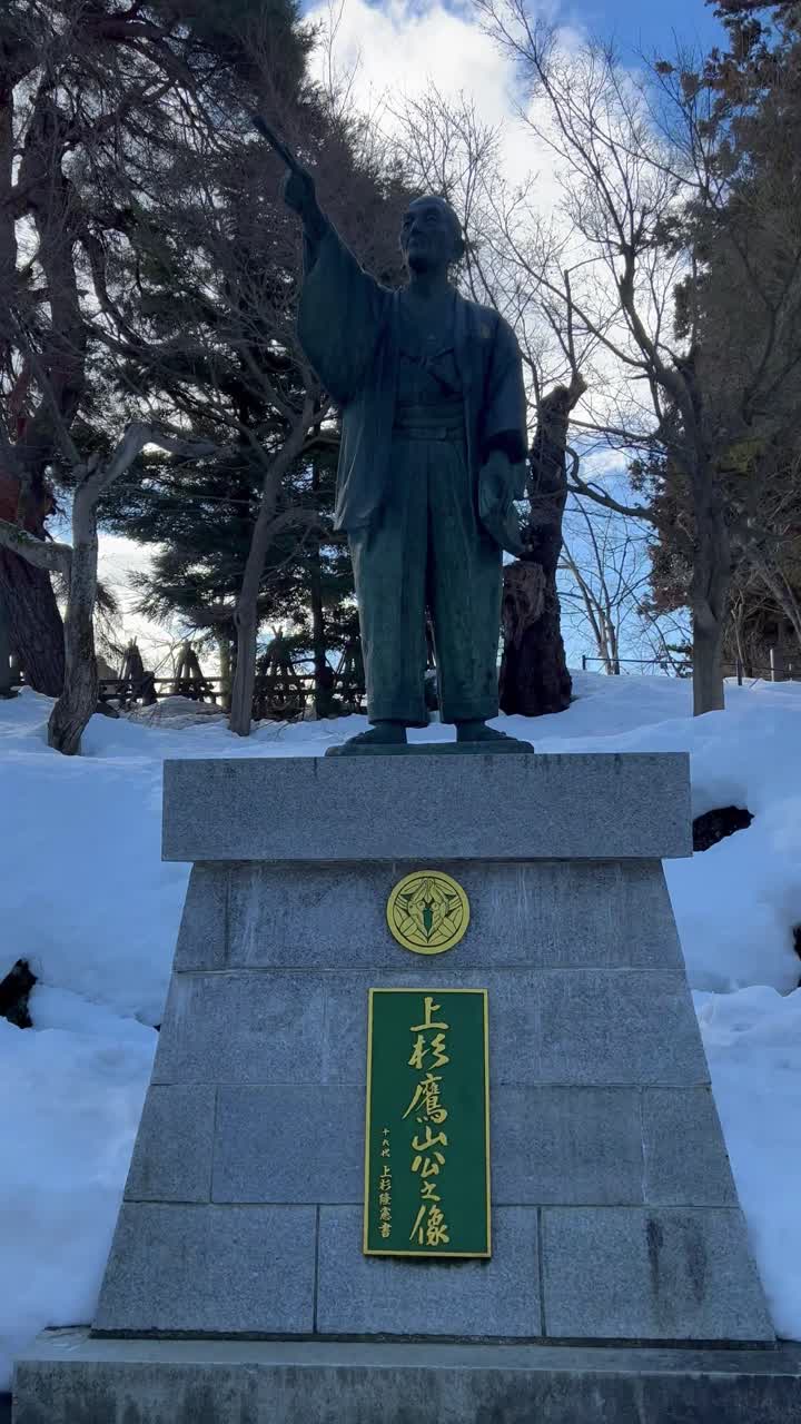 Statue von Uesugi Yozan im Schnee in Yonezawa