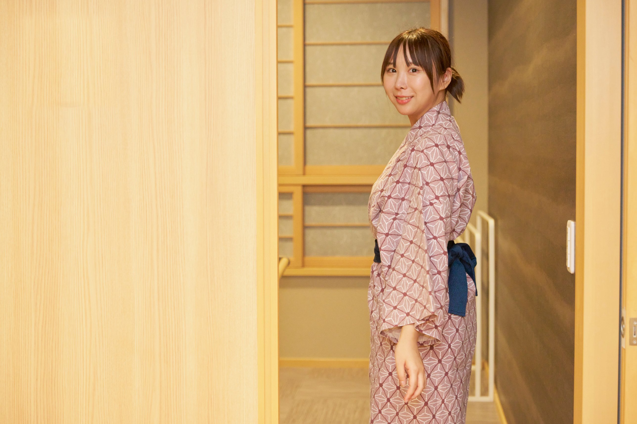 Un’ospite in yukata nel corridoio di Tofuya Ryokan
